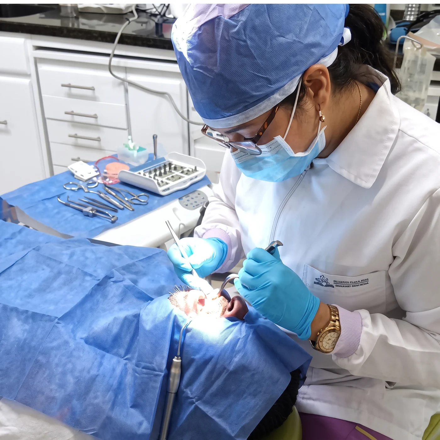 Procedimiento odontológico en el consultorio