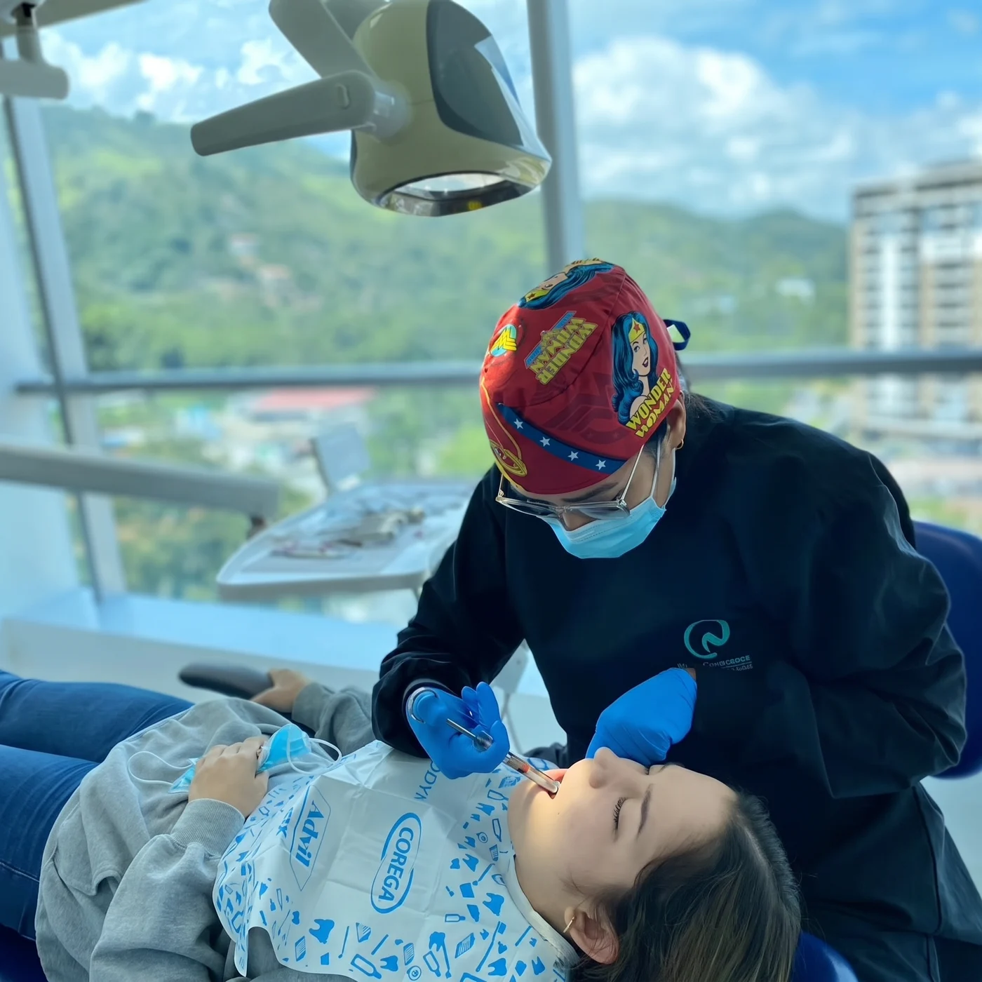 La Dra. Contreras atendiendo a una paciente